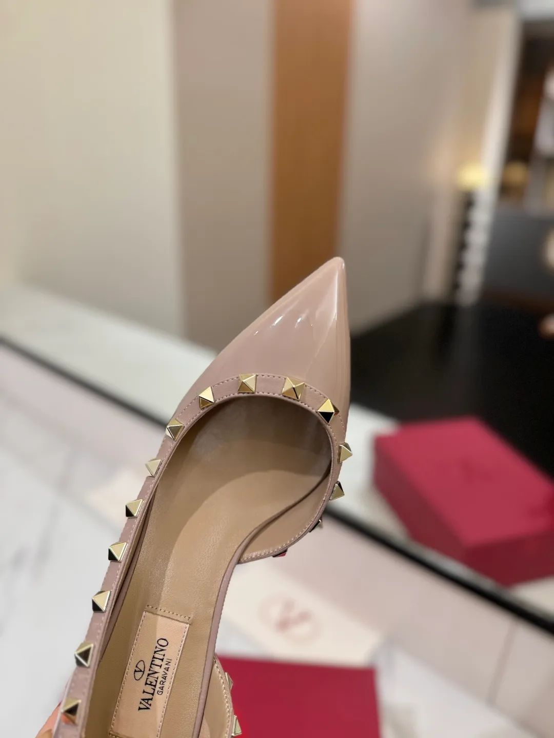 👟👟Ex-factory price 580👟👟 Valentino/Valentino rivet VT classic shoes, top replica! The side curves are perfect, the original molded custom-made rust-free rivets, and the textured hardware bring out a full sense of high-end, giving you a genuine foot feel! The first choice for high-end customers❤️ [Material] Upper: Original imported custom patent leather Lining: Original imported goatskin Outsole: Imported pearlescent leather outsole Heel height: 6.5CM Code number: 35-39 [34, 40, 41, 42 custom-made are not returnable]